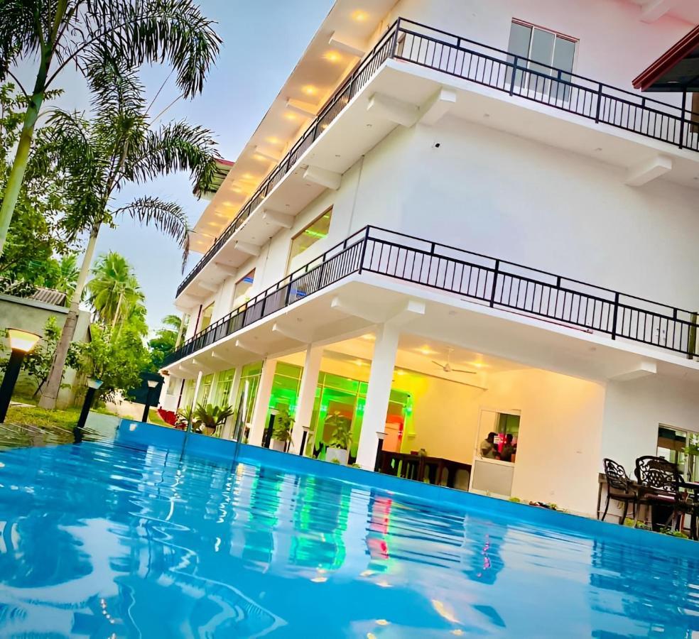 Hotel Summer Haven Полонарува Екстериор снимка